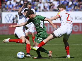 门兴格拉德巴赫取胜后，球员们庆祝胜利的简单介绍