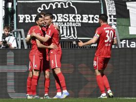 门兴格拉德巴赫取胜后，球员们庆祝胜利的简单介绍