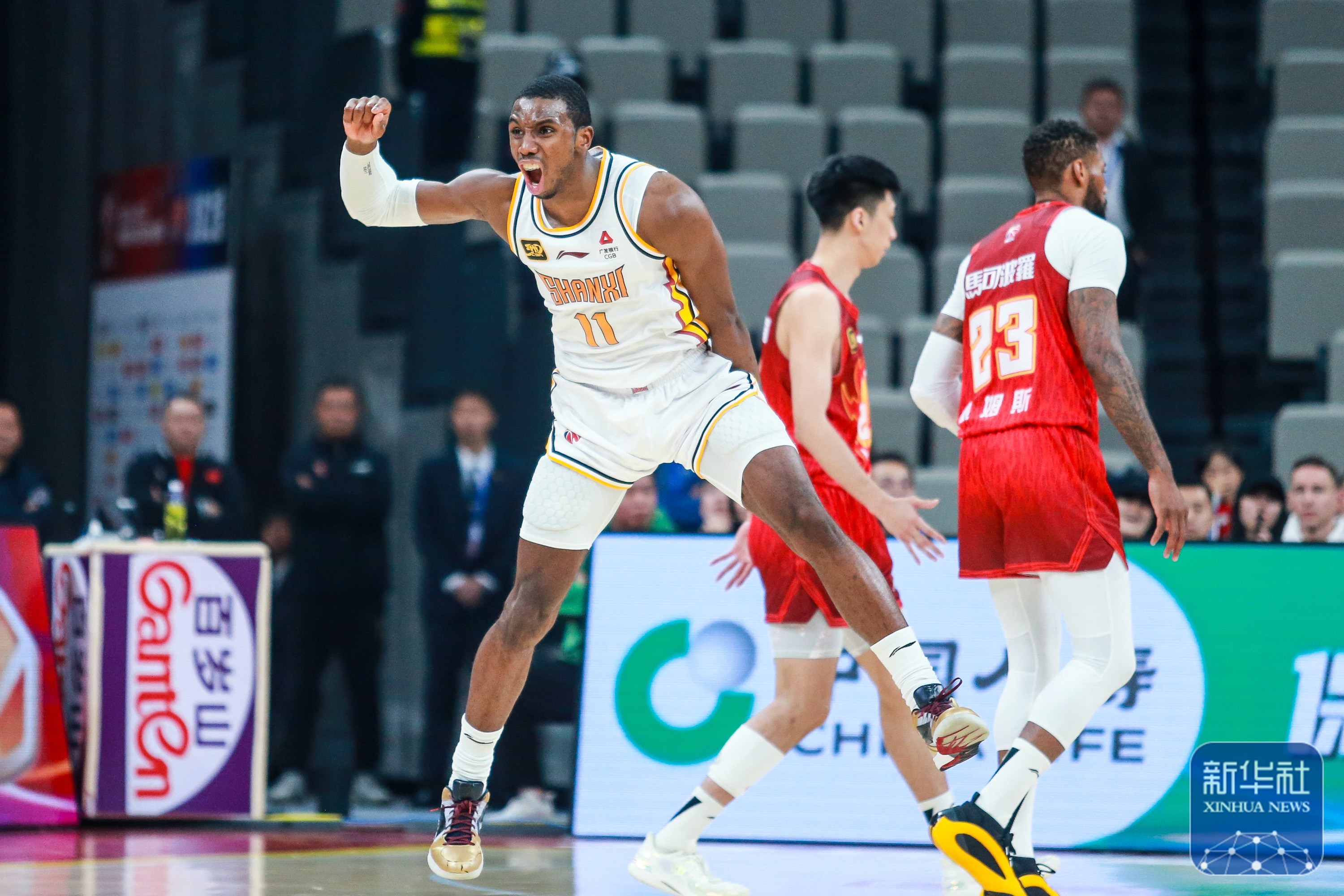 包含精彩的比赛瞬间，CBA球迷欢呼雀跃的词条