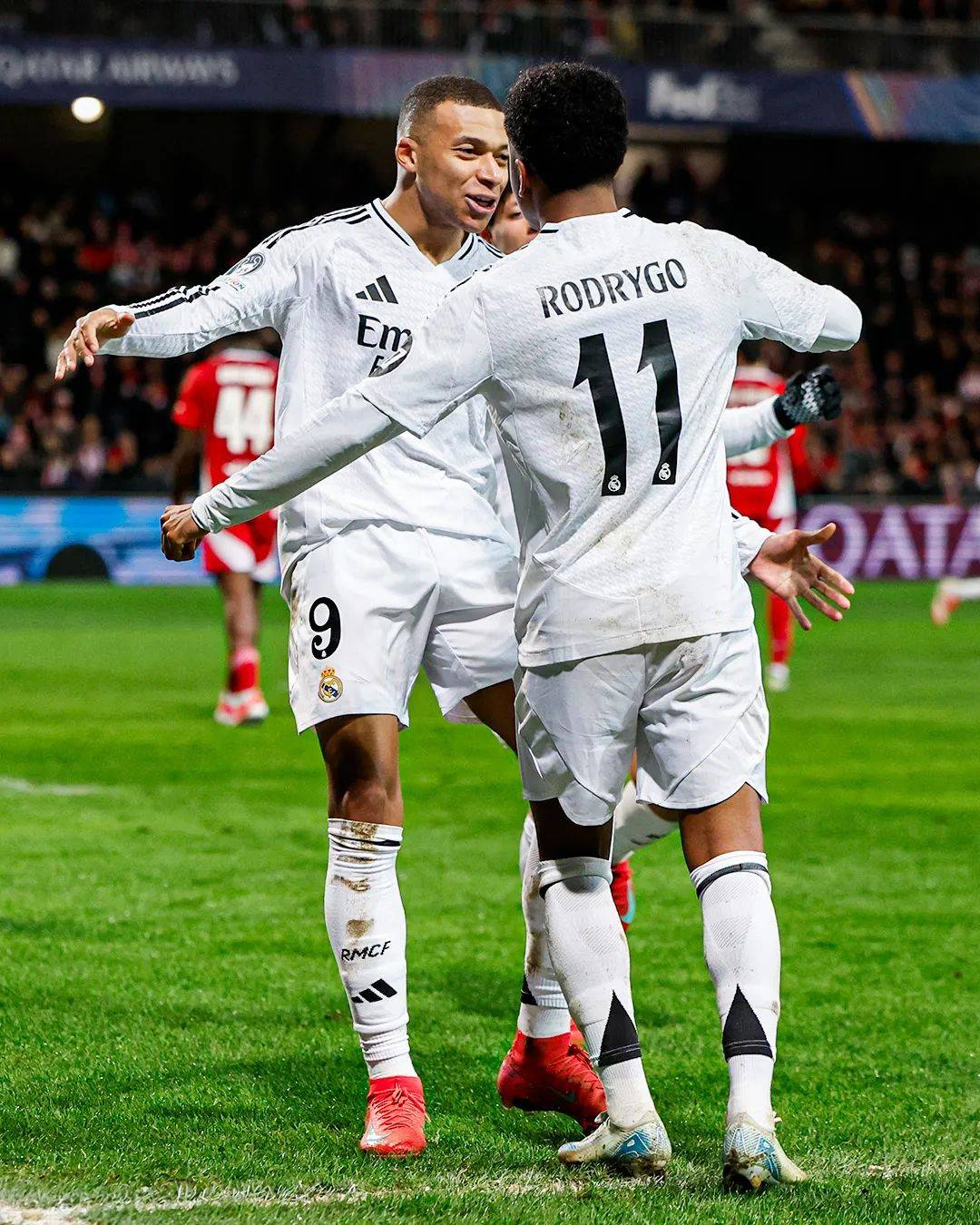 包含皇马客场-完胜那不勒斯，小组赛三连胜领跑对手的词条