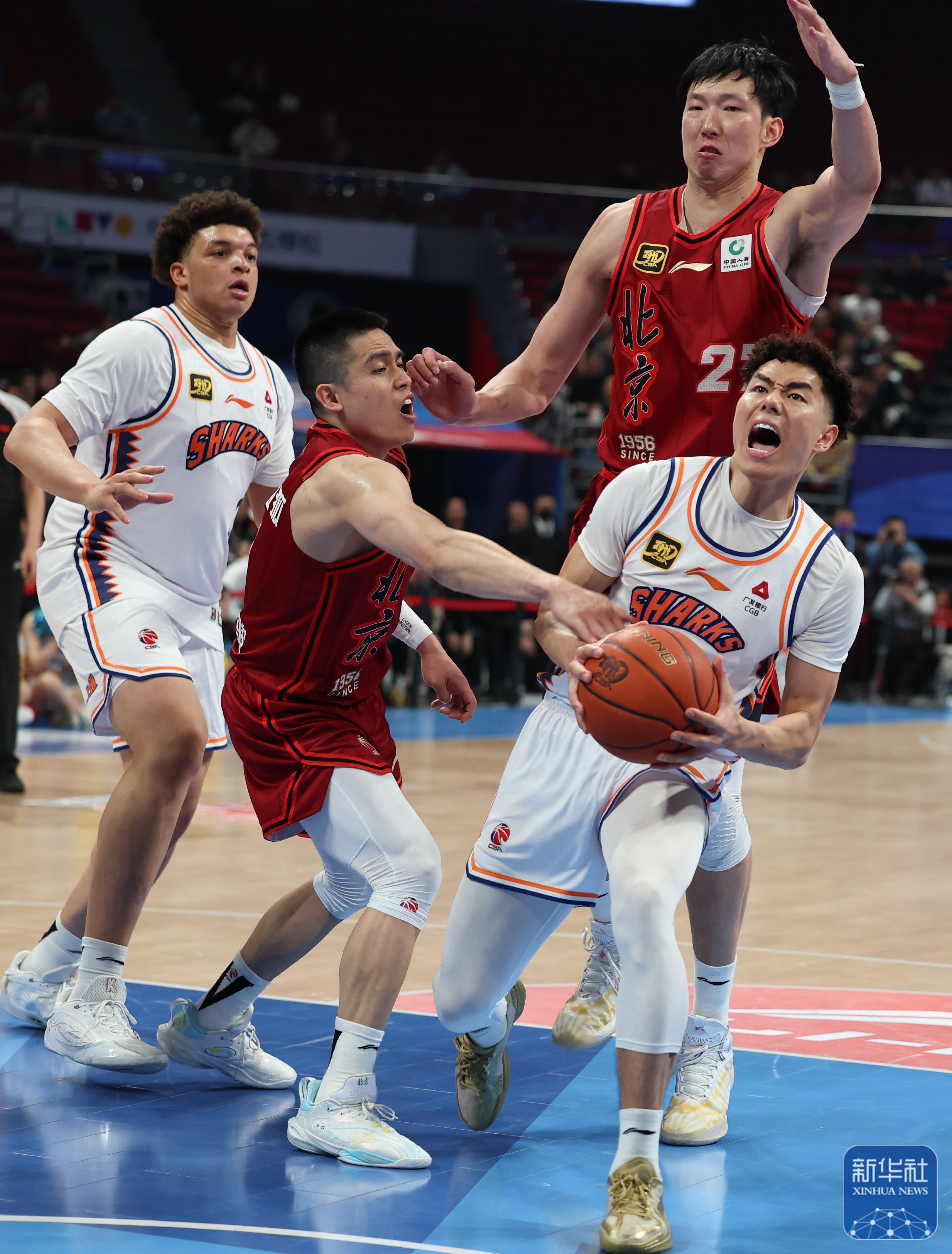 北京队在主场迎战上海队，逆转获胜