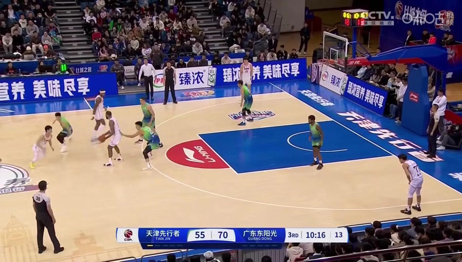 北京队在主场迎战上海队，逆转获胜