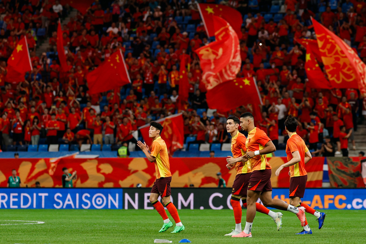 激烈较量：亚洲足球赛场上精彩纷呈，球员们全力以赴的简单介绍