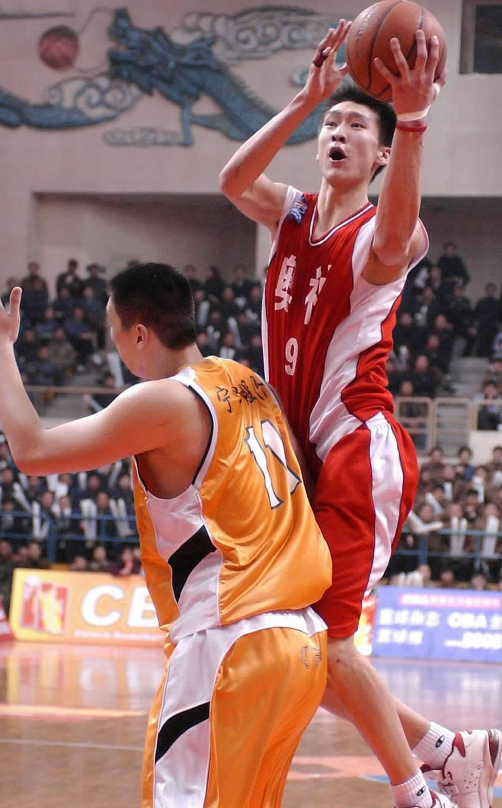 关于篮球比赛的热点话题，让球迷久久不能忘怀的信息