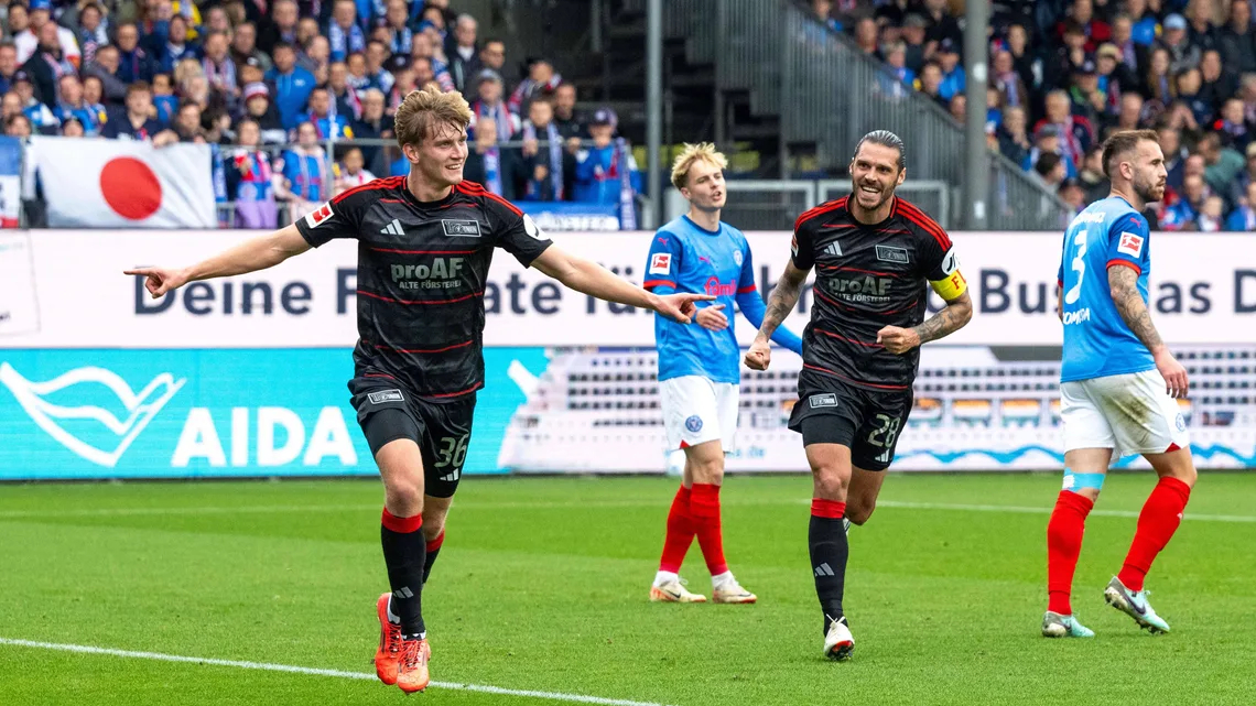 柏林联队球员奋力拼搏，最终战胜对手