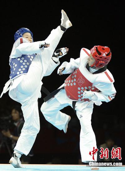 跆拳道女子决赛，日本选手力克对手获胜